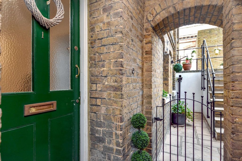 Property photo 2 of 43 Picture No. 23