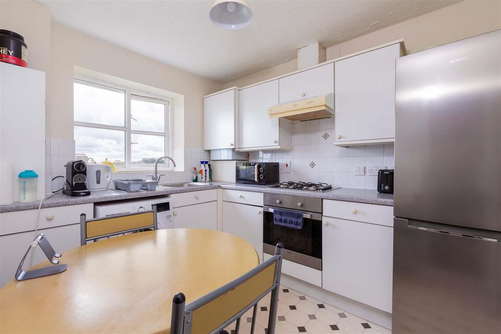 Property photo 3 of 13 16 Cobham Close-8.Jpg