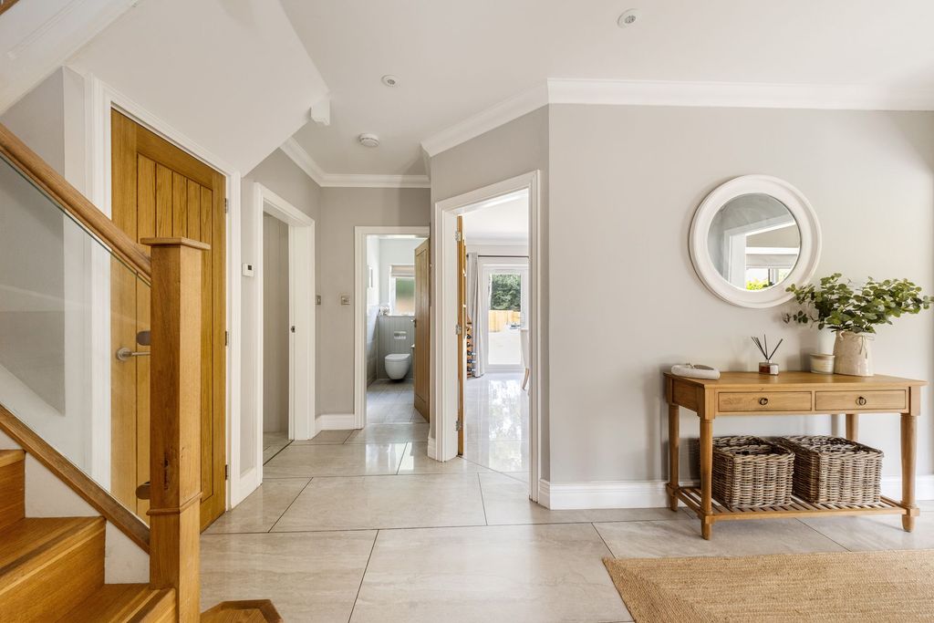 Property photo 3 of 25 Entrance Hall