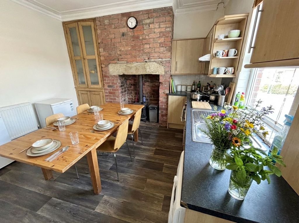 Property photo 1 of 8 26 Grimthorhe Kitchen.Jpeg