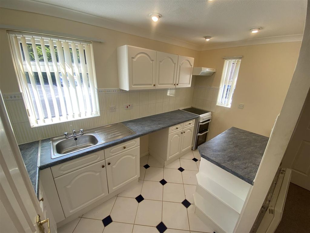 Property photo 2 of 12 Kitchen 1