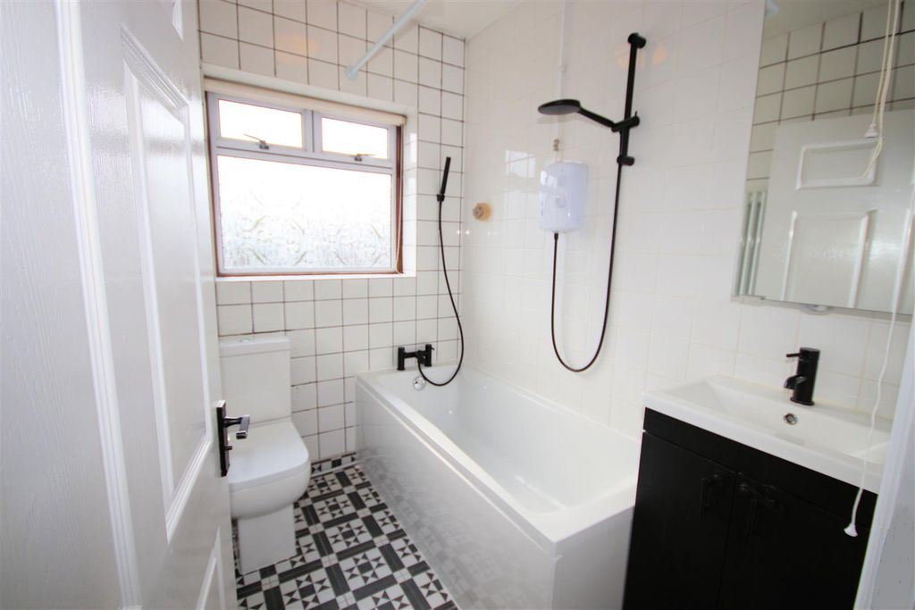 Property photo 3 of 11 Family Bathroom