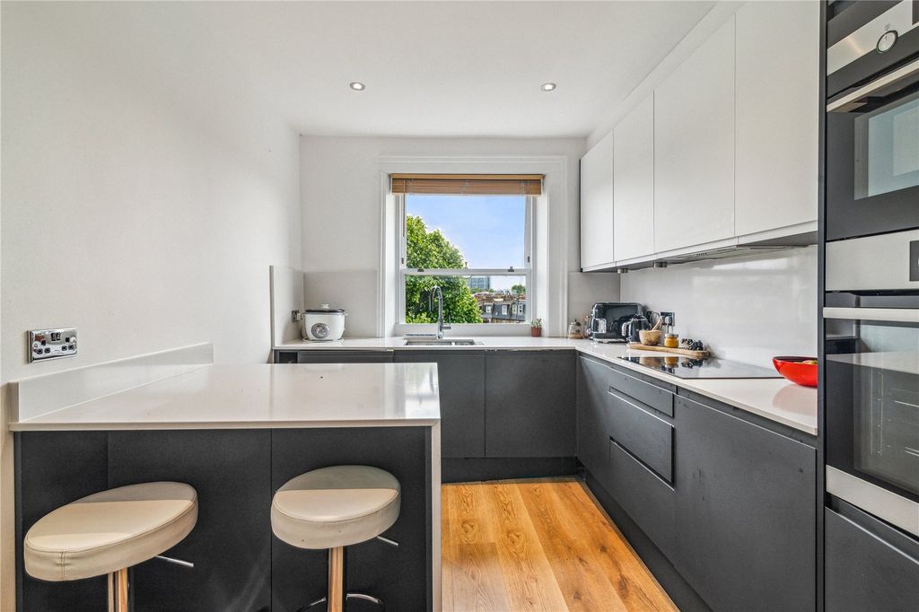 Property photo 3 of 10 Kitchen