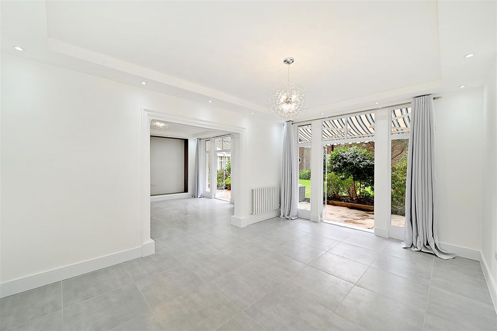 Property photo 2 of 17 1-34-Bryanston-Square (7).Jpg