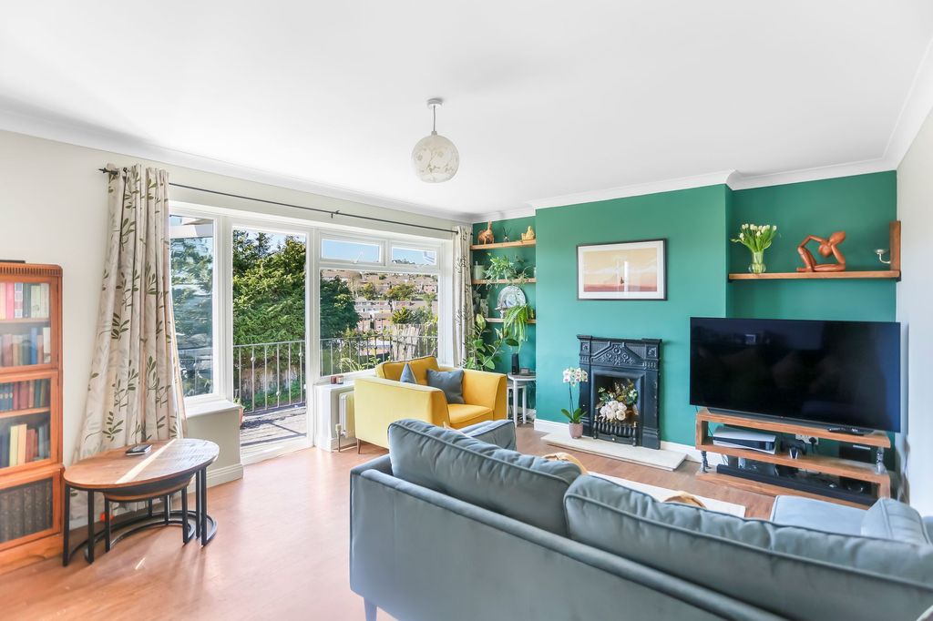 Property photo 2 of 31