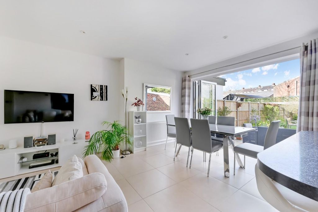 Property photo 2 of 20 Briarwood Road, 40.Jpg