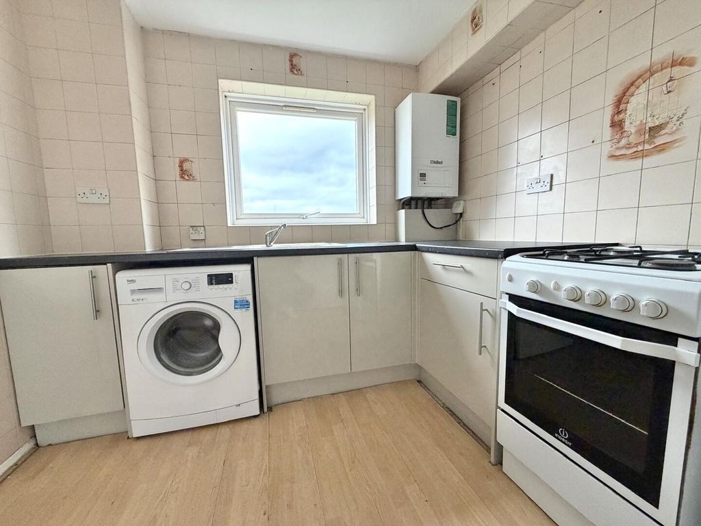 Property photo 3 of 9 Kitchen