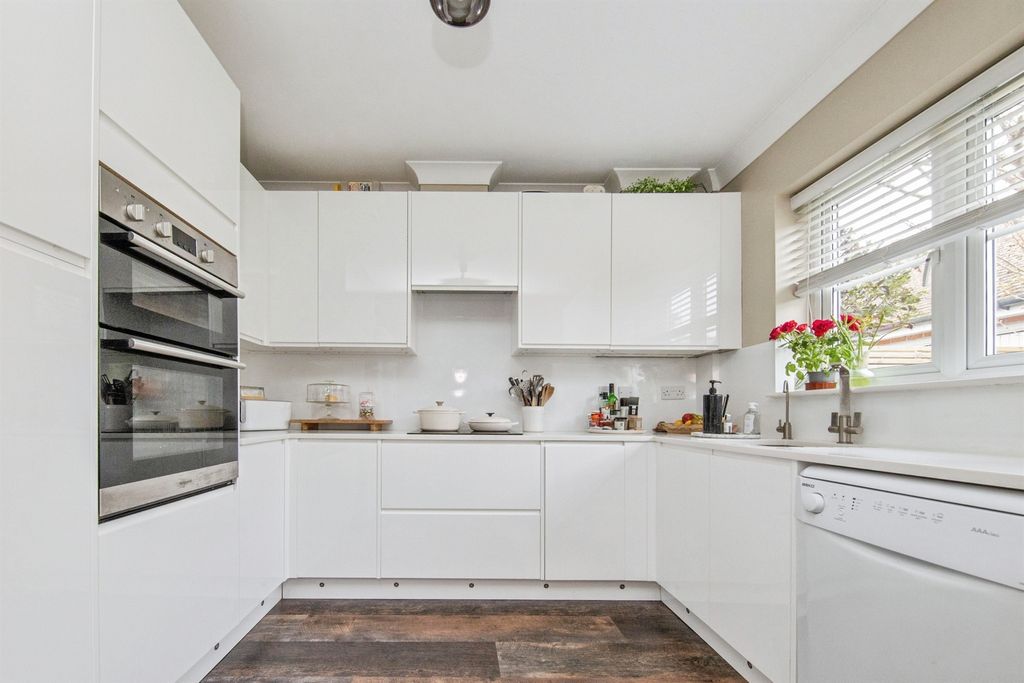 Property photo 2 of 23