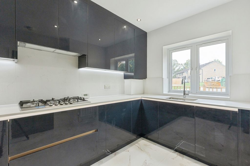 Property photo 2 of 17 Kitchen