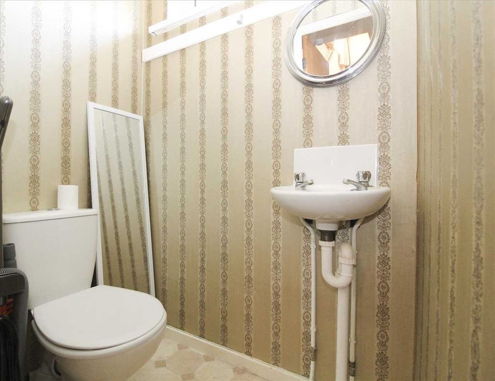 Property photo 3 of 16 Cloaksroom