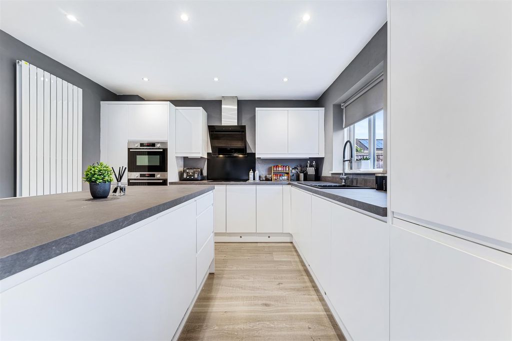 Property photo 3 of 31 10 Newark Close23.Jpg