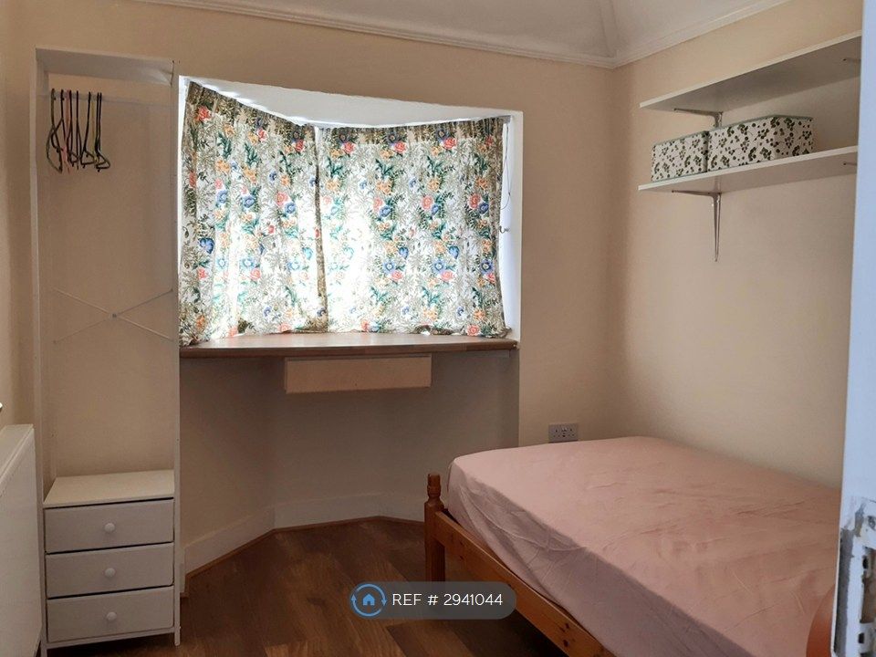 Property photo 3 of 8 Single Bedroom
