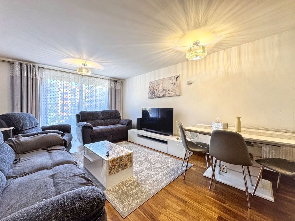 Property photo 3 of 13 Lounge