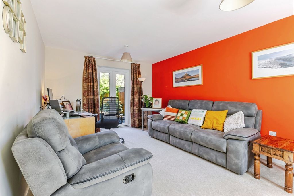 Property photo 2 of 23 Lounge