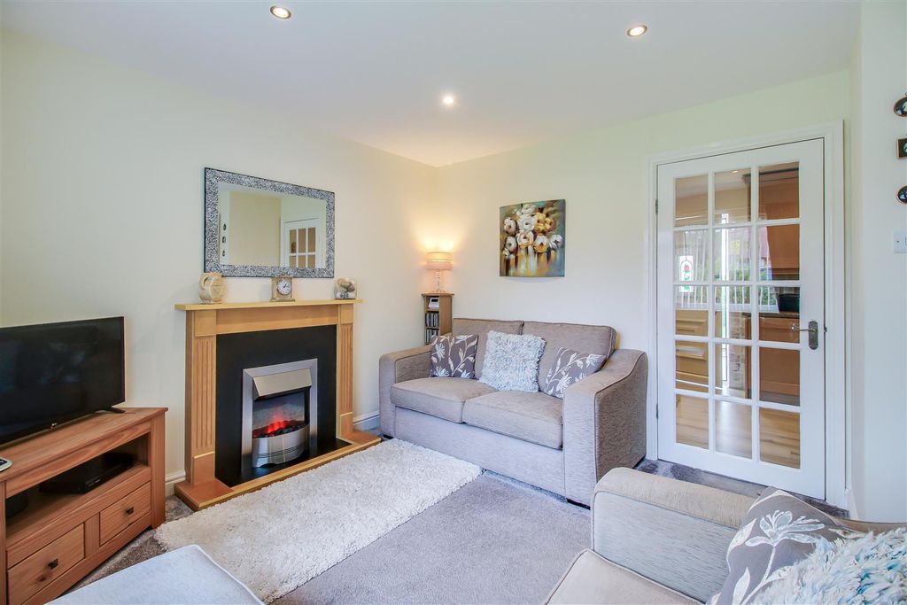 Property photo 3 of 10 Living Room