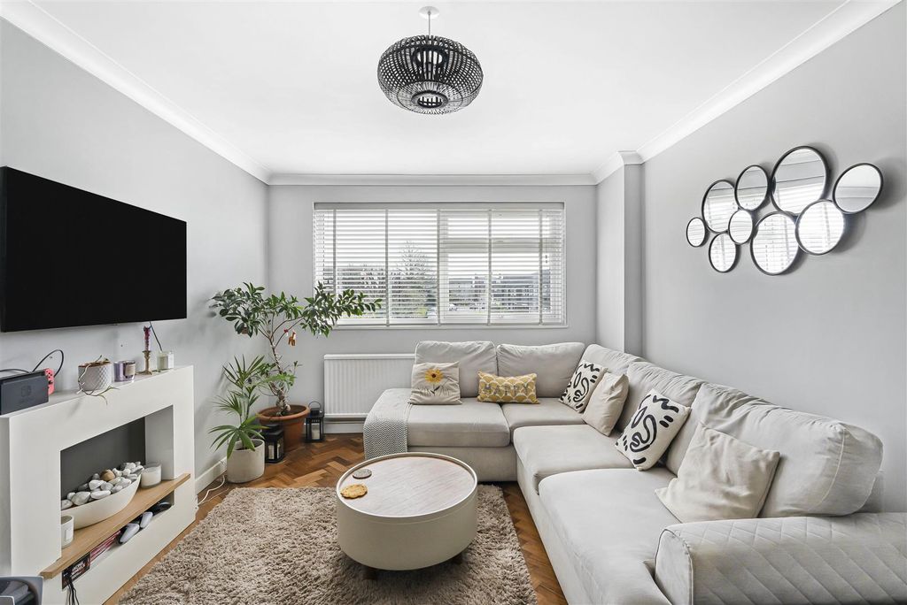 Property photo 3 of 15 Lounge