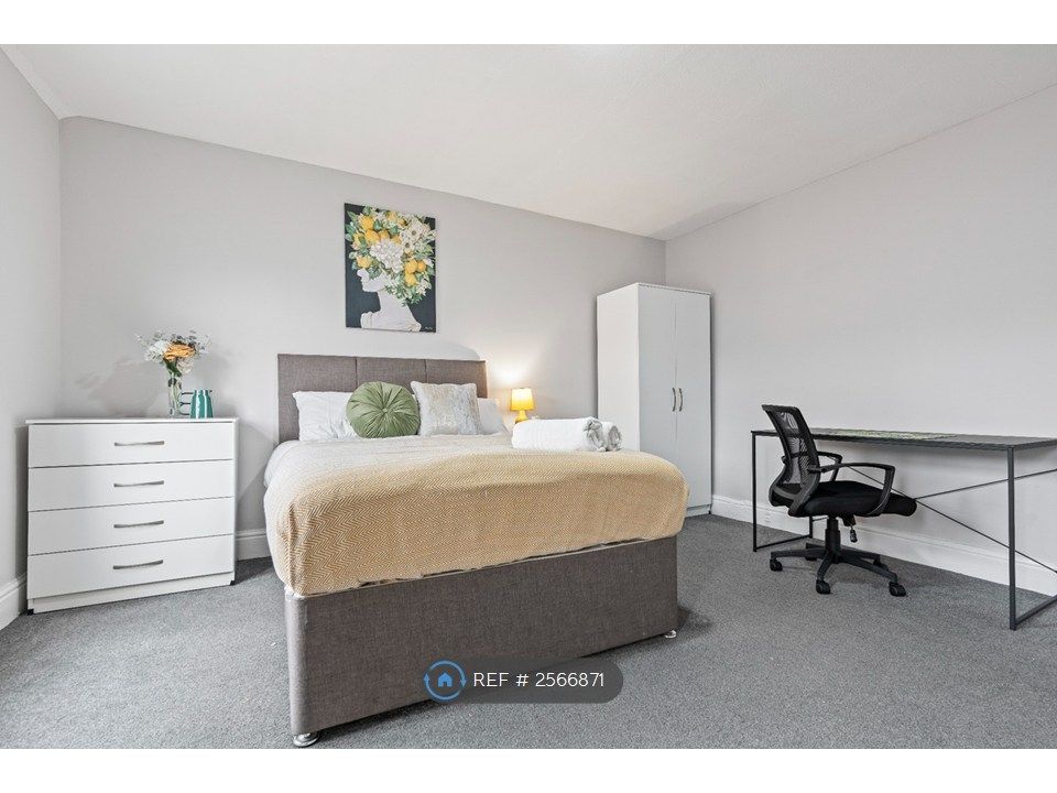 Property photo 2 of 27
