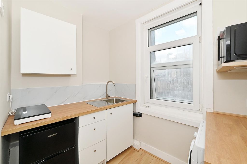 Property photo 3 of 6 Kitchen .Jpg