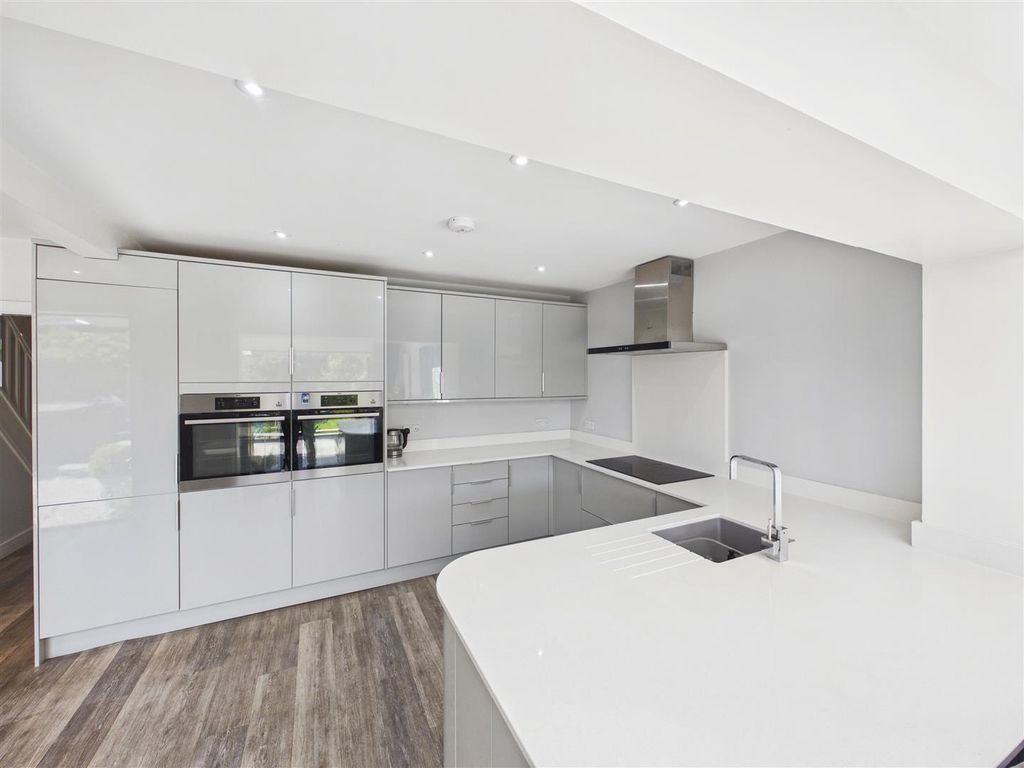 Property photo 3 of 37 Cam05476G0-Pr0225-Still013.Jpg