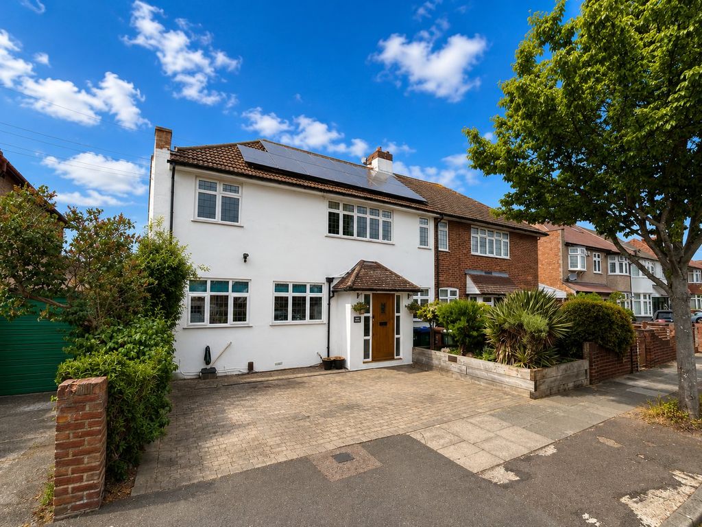 4 bed semi-detached house for saleRydal Drive, Bexleyheath DA7