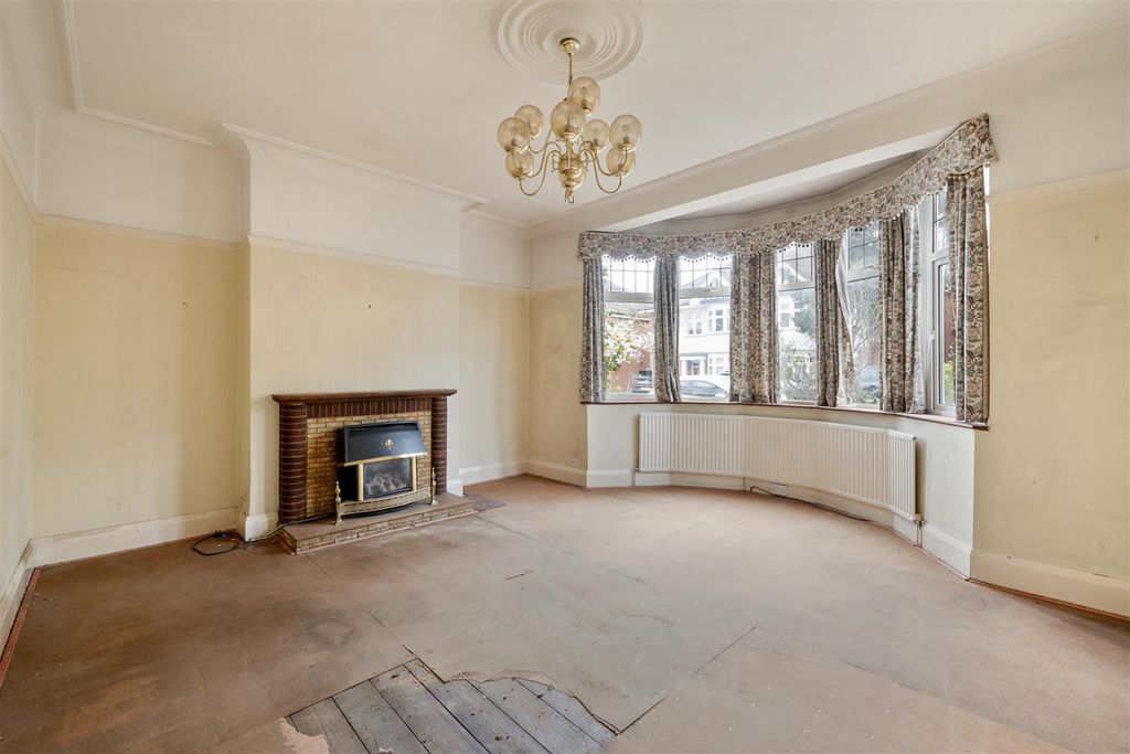 Property photo 2 of 35 Gloucster Road, E11