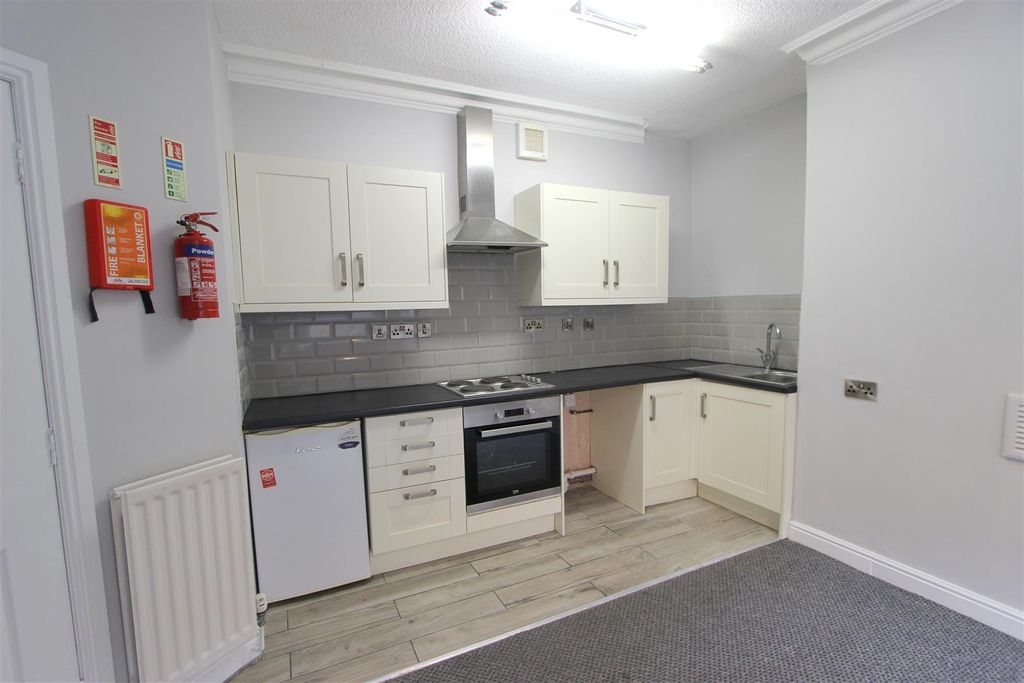 Property photo 3 of 8 Lounge/Dining Kitchen