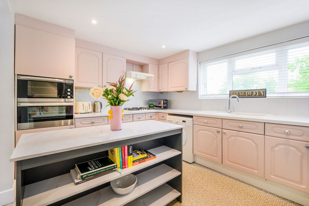 Property photo 2 of 10 Kitchen