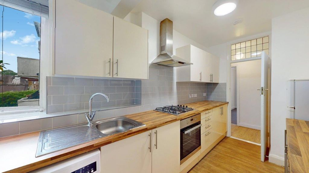 Property photo 3 of 14 Kitchen