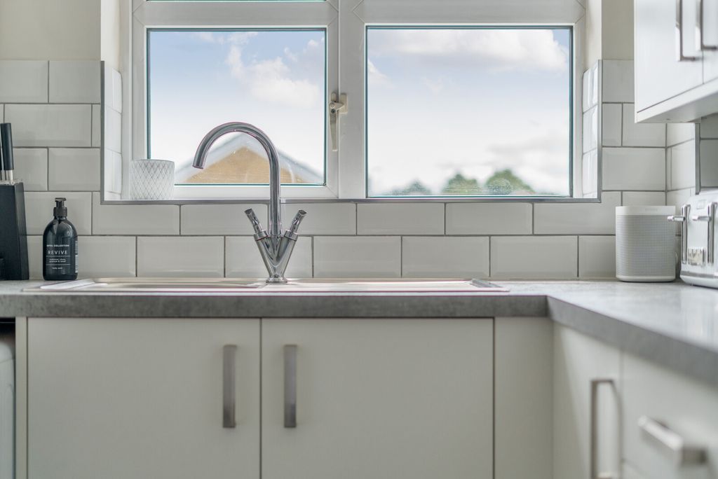 Property photo 3 of 9 1332169-8-688A0E0...