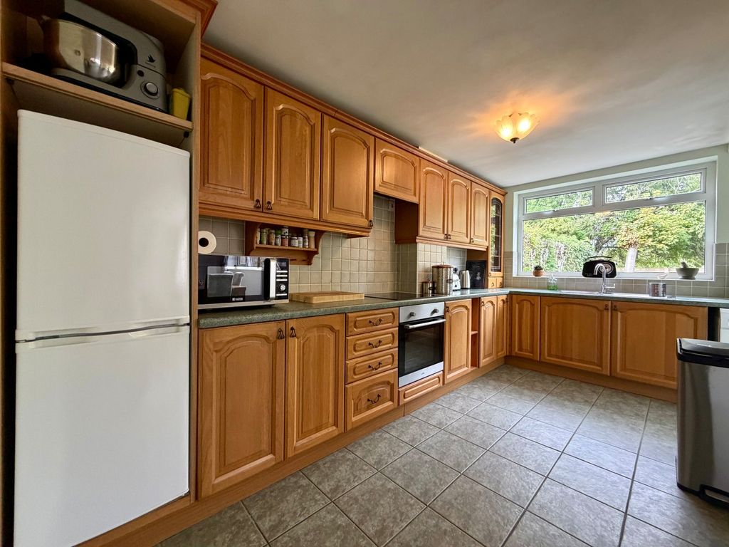 Property photo 3 of 12 Kitchen