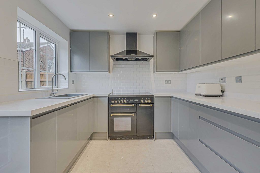 Property photo 2 of 23