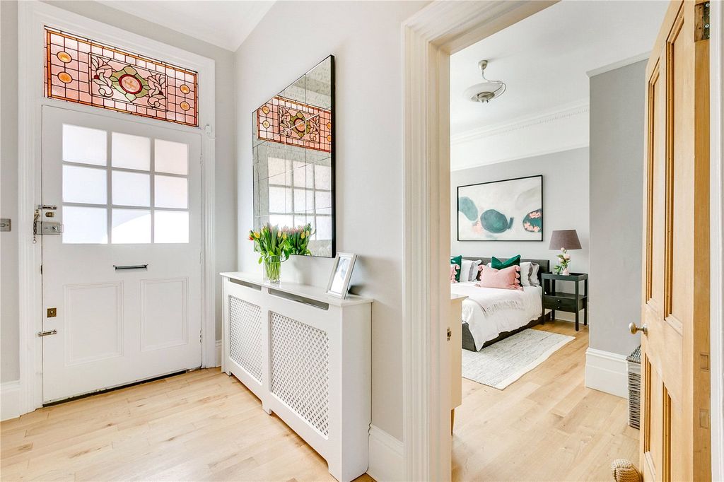 Property photo 3 of 19 Entrance