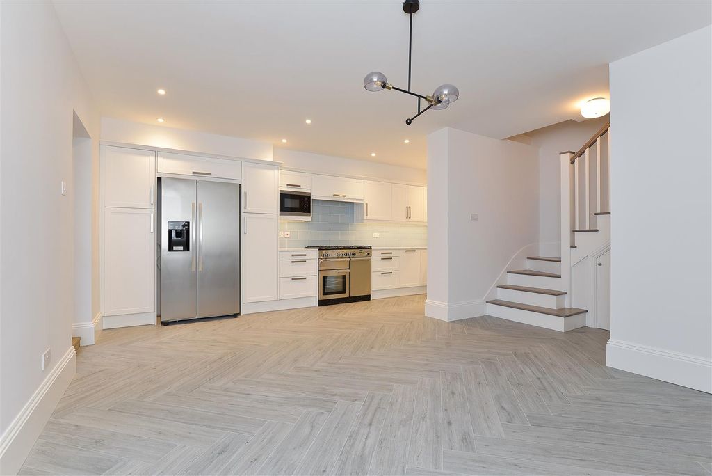 Property photo 2 of 13 Ph16_732730.Jpg