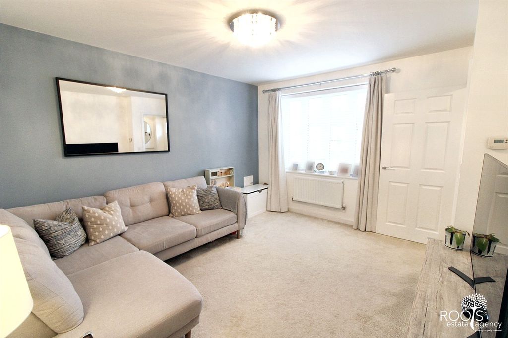 Property photo 3 of 19 Lounge