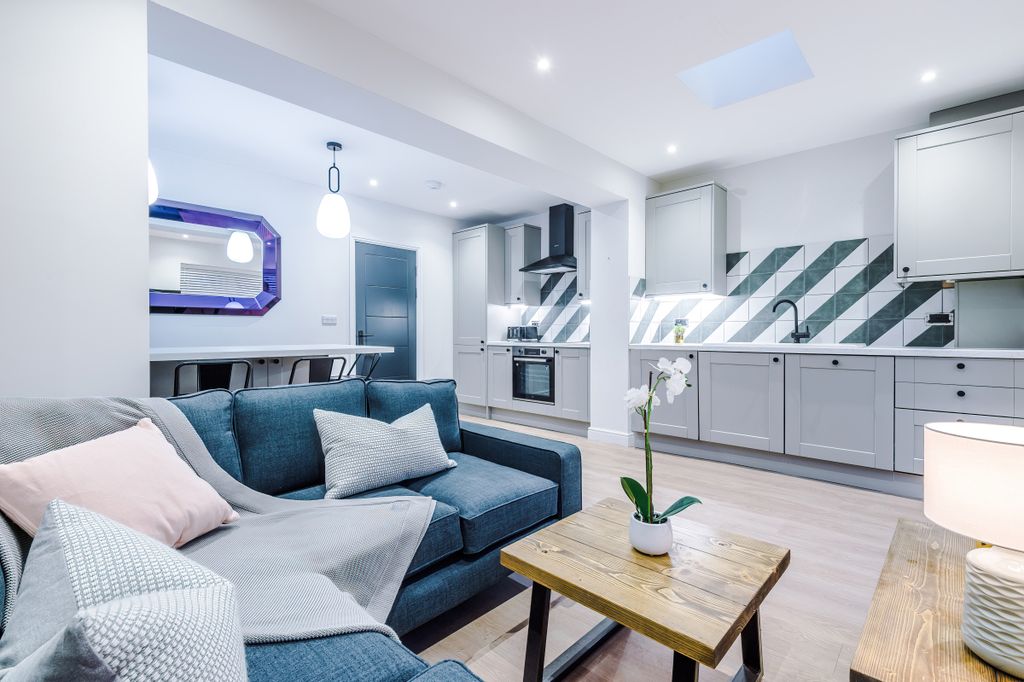 Property photo 2 of 19 2 Capricorn Way, Living Room 3