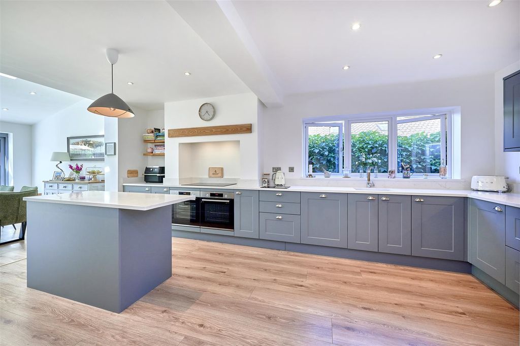 Property photo 3 of 33 Fitted Kitchen
