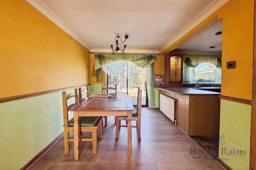 Property photo 3 of 17 Dining