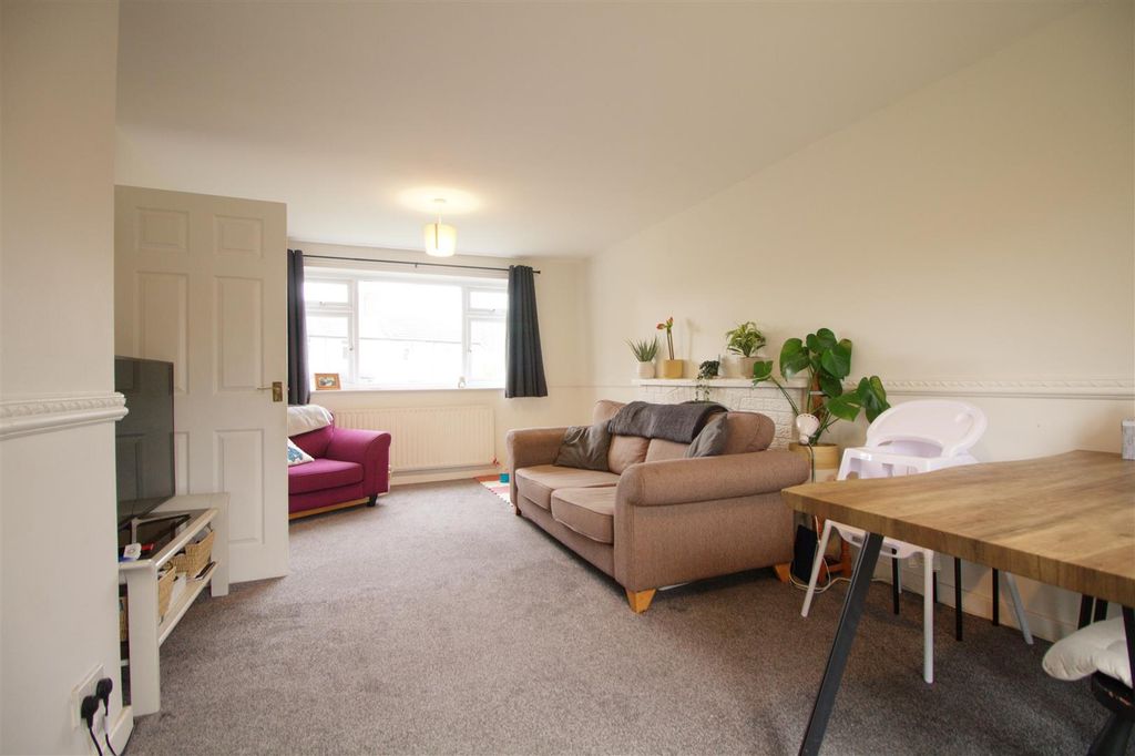 Property photo 3 of 13 Lounge..Jpg