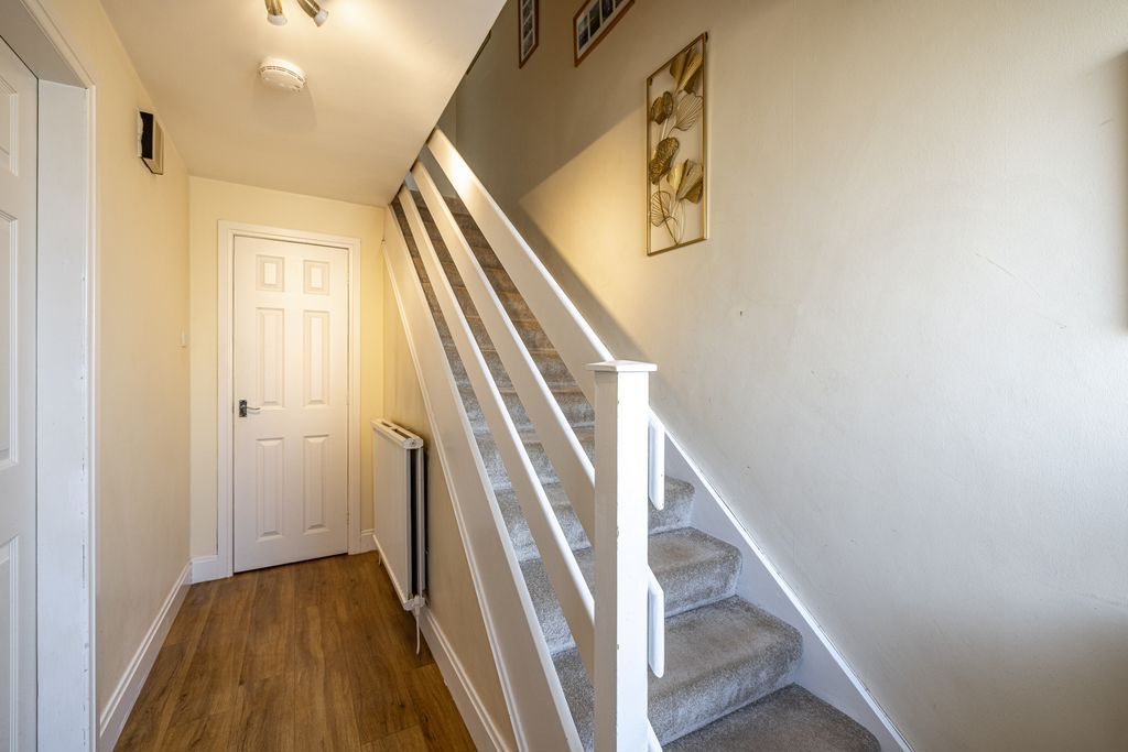 Property photo 2 of 27 Entrance Hall