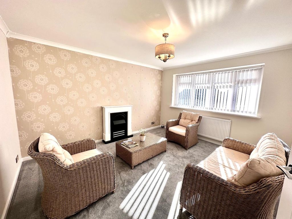 Property photo 3 of 20 Lounge