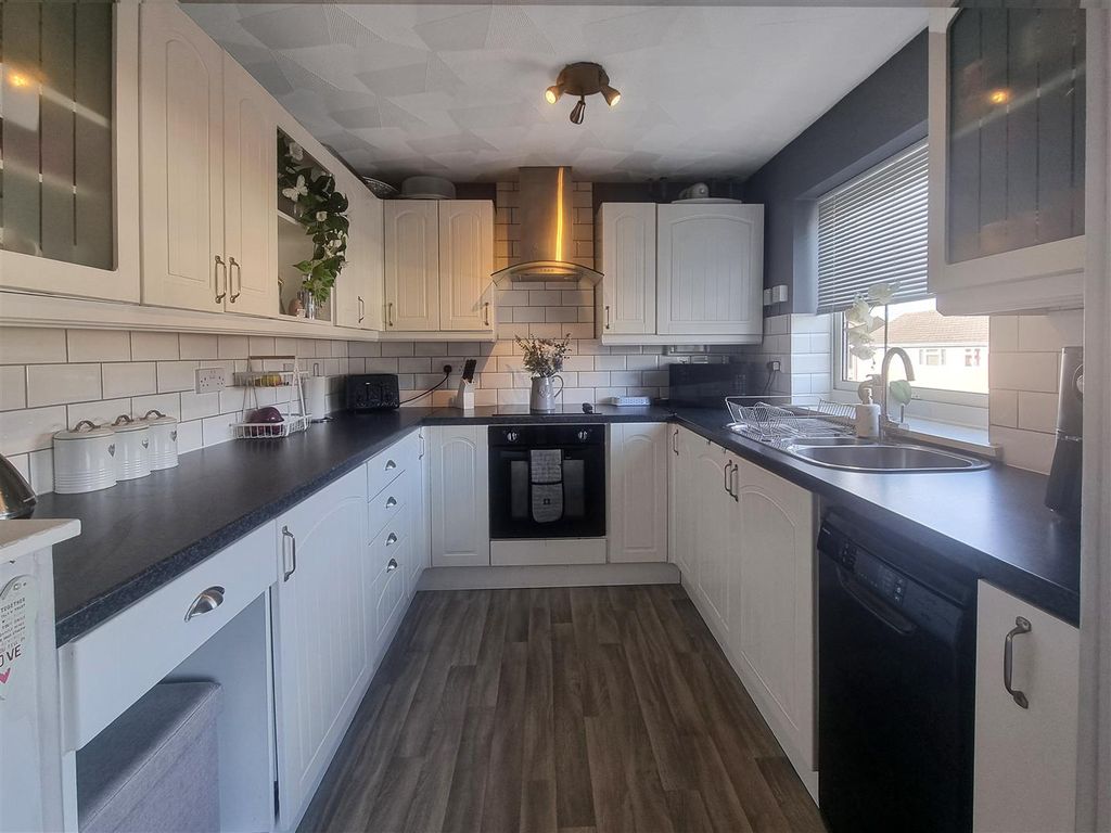 Property photo 2 of 18 99498.Jpg