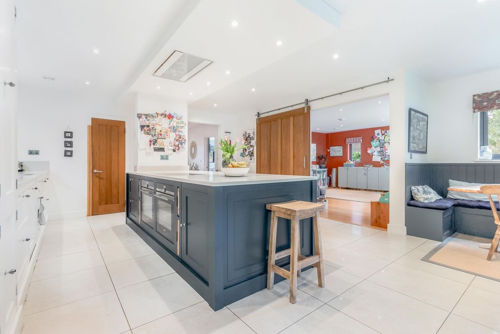 Property photo 3 of 39