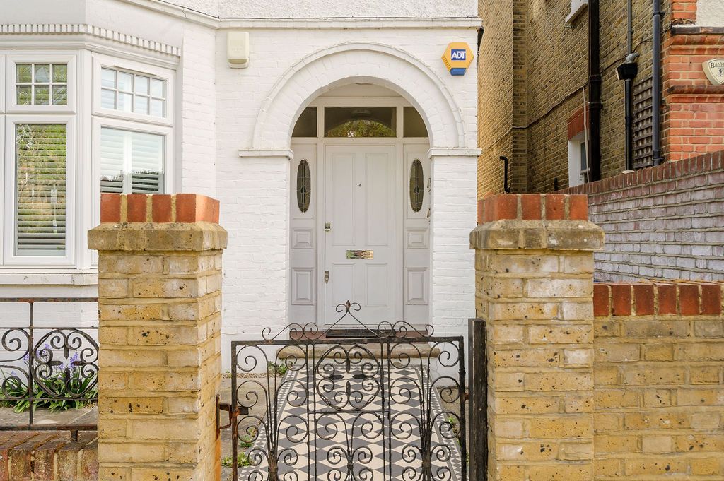 Property photo 1 of 11