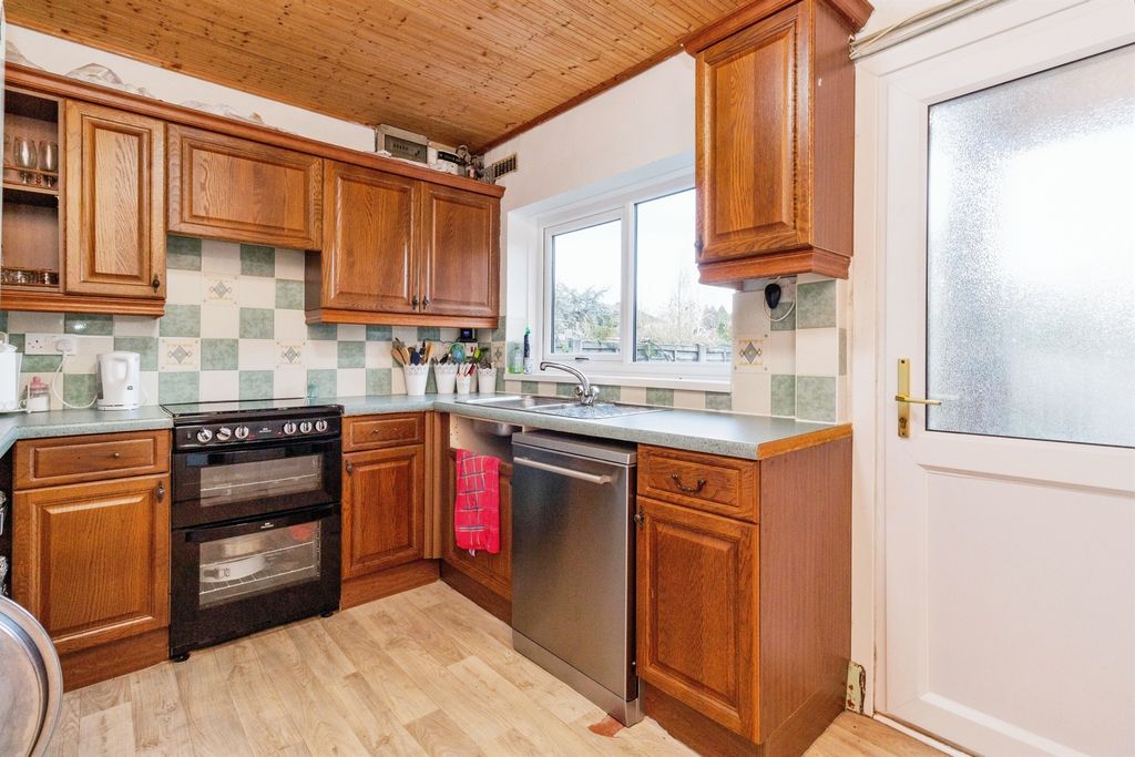 Property photo 3 of 15 Kitchen: