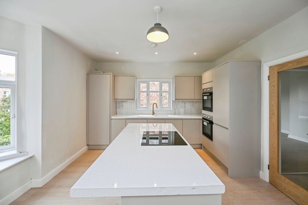 Property photo 3 of 26 Pbox-Img.Jpg