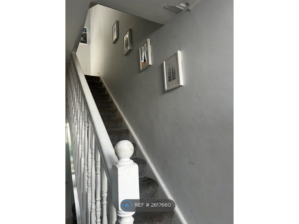 Property photo 3 of 31 Hall Stairs