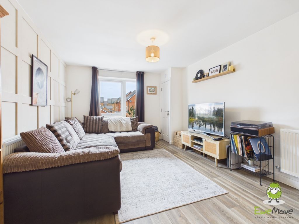 Property photo 3 of 13 Ewemove Estate Agents Basingstoke