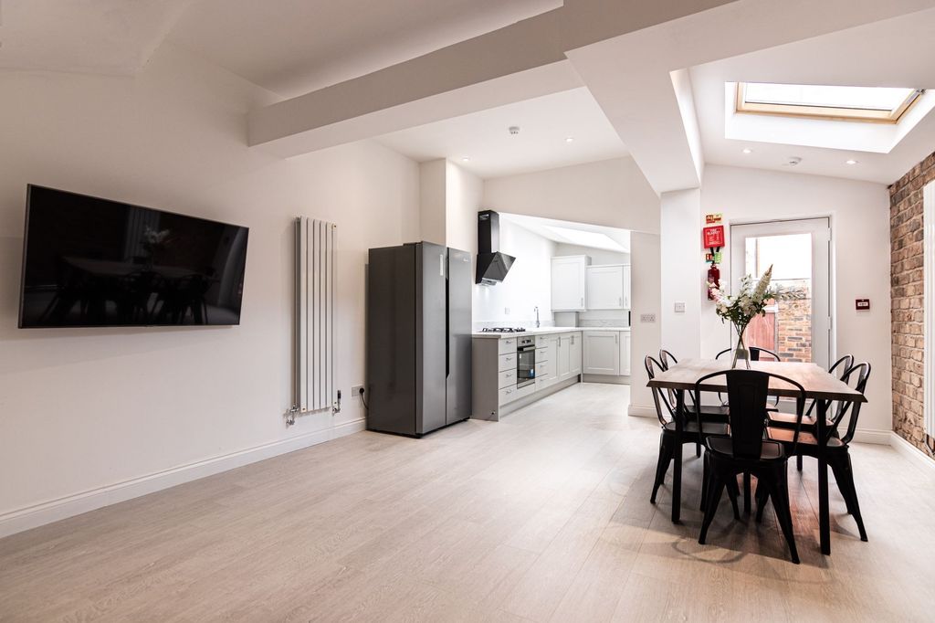 Property photo 3 of 18 Bright, Modern Open-Plan Living And Kitchen Area W...