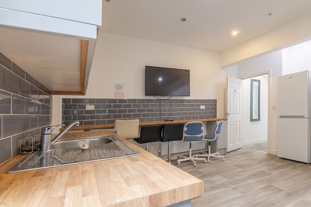 Property photo 2 of 37