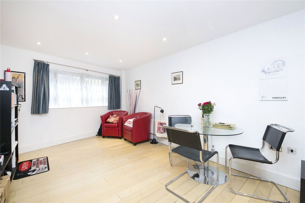 Property photo 3 of 8 Reception